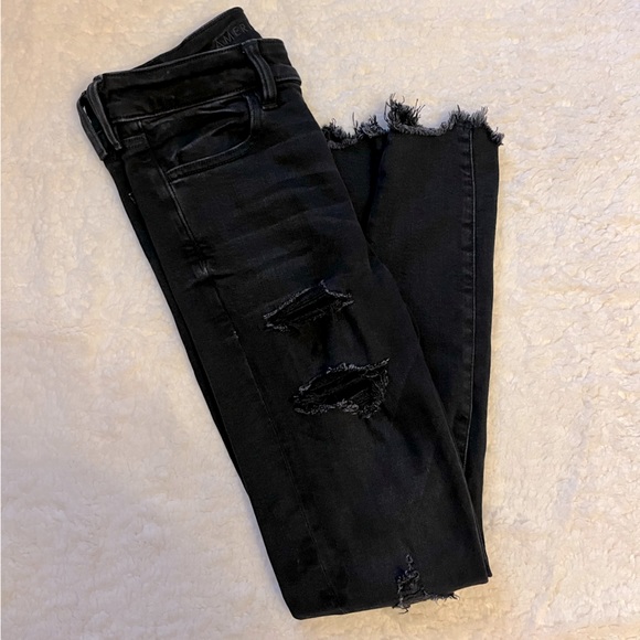 American Eagle super stretch distressed jeans. Size 4 - Picture 2 of 2